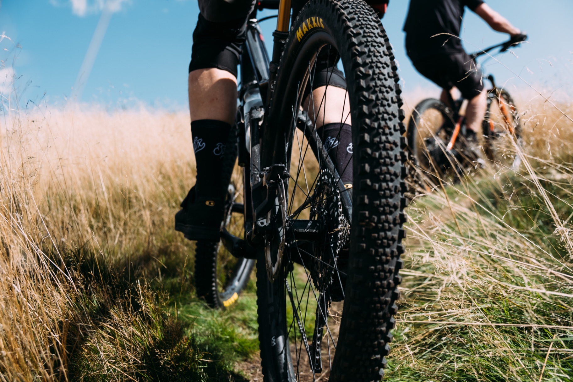 Närbild på MTB-däck i gräs