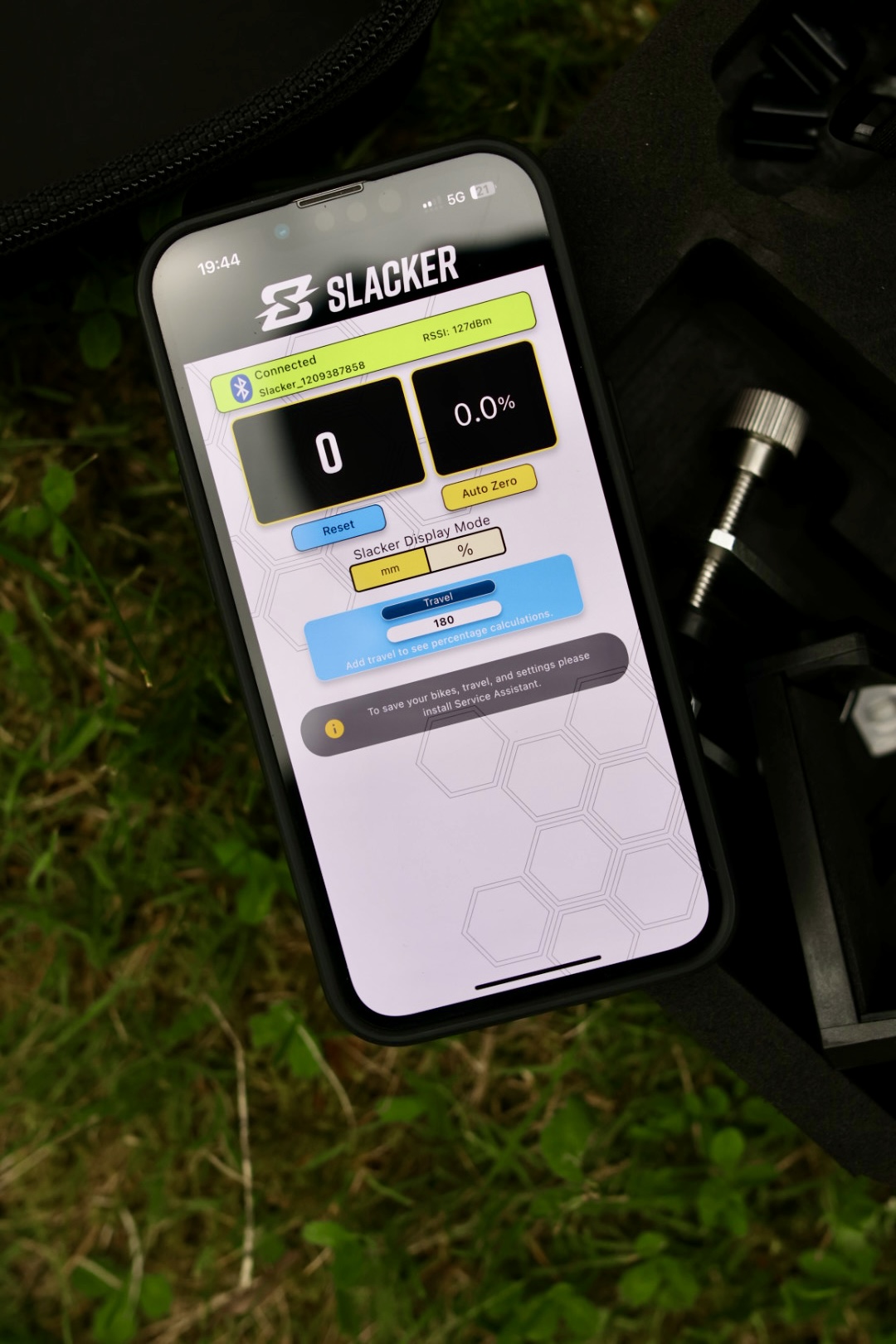 Slacker-appen ansluten, visar mm och travel