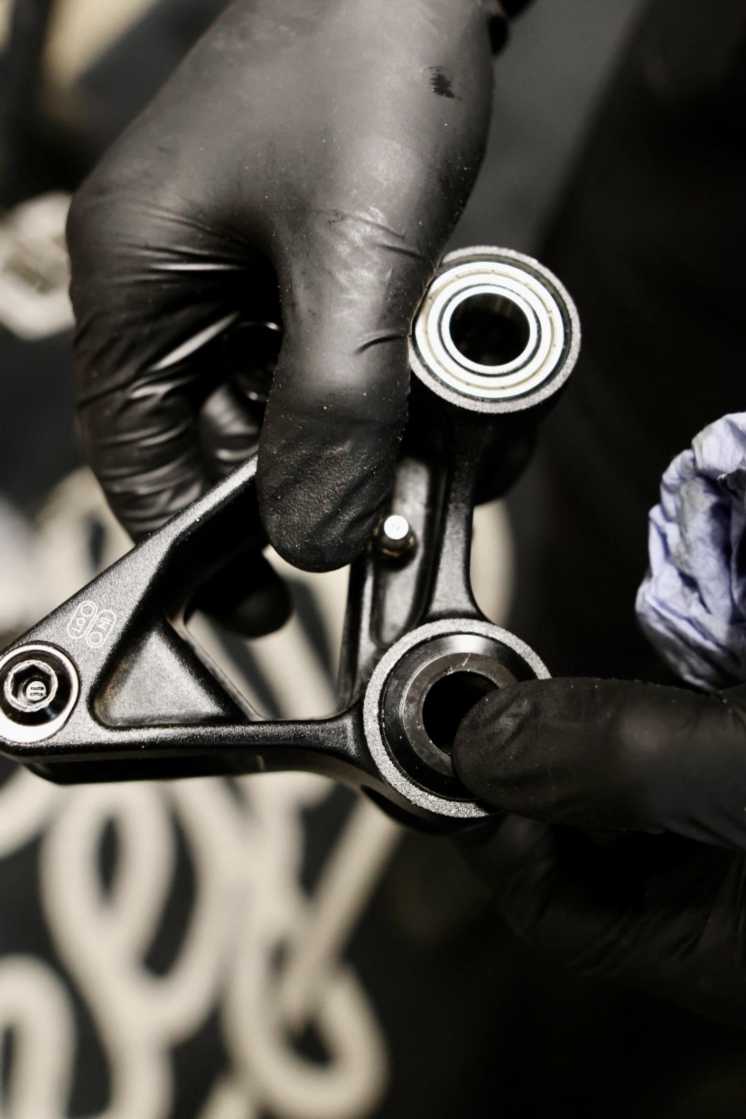 Bikefix-mekaniker monterar nya kullager i Santa Cruz pivot link