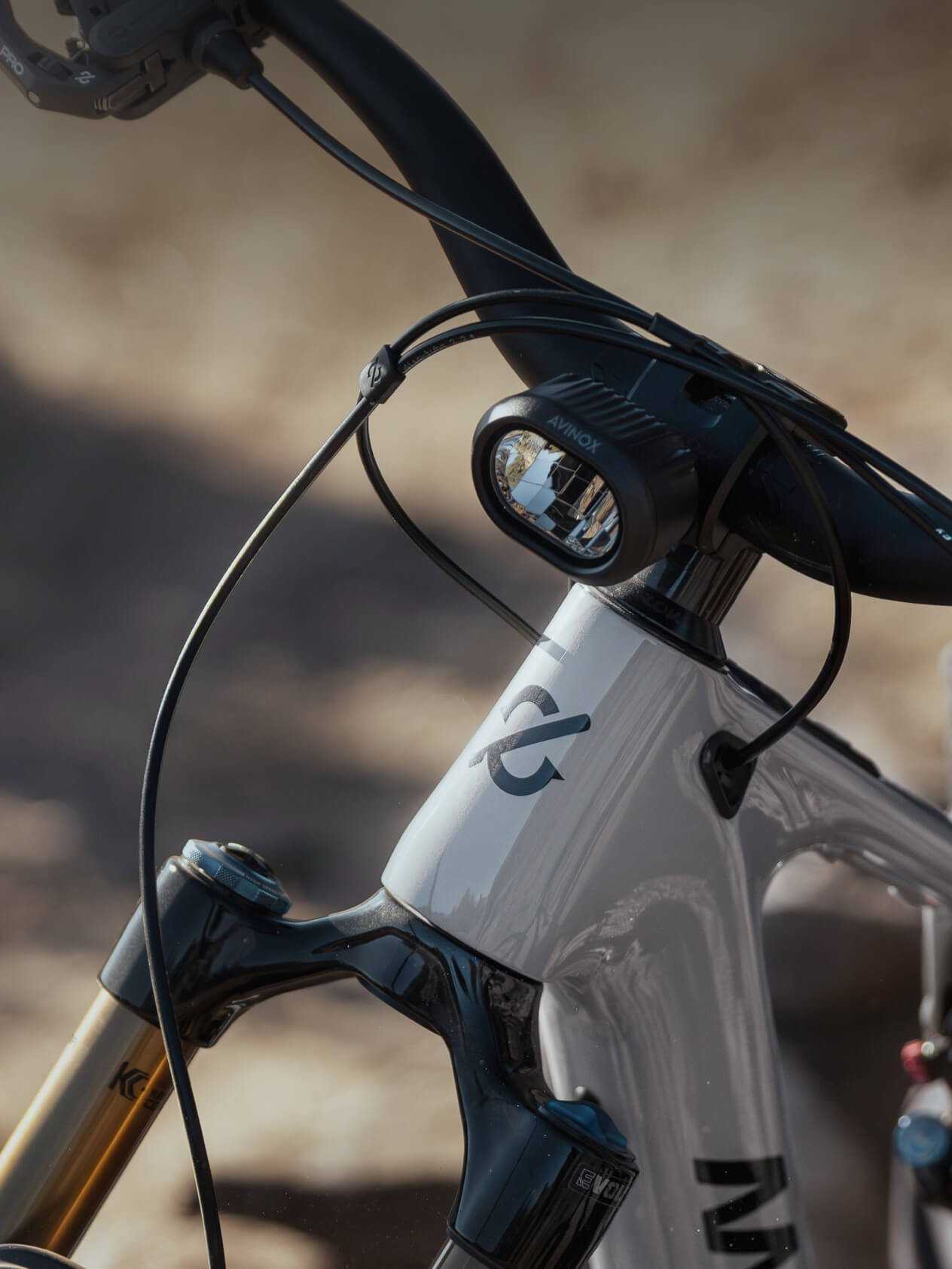 Cockpit på Amflow PX Carbon med Avinox-display, trådlösa kontroller och bromsreglage