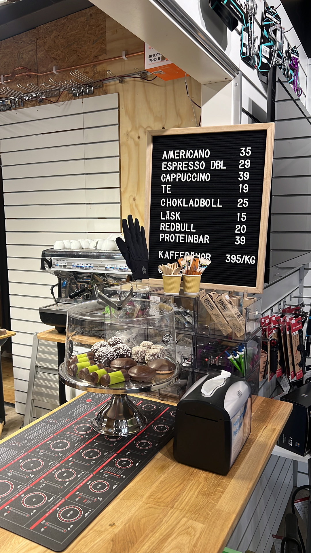 Espressomaskin, chokladbollar och kaffedisk hos Bikefix i Genarp