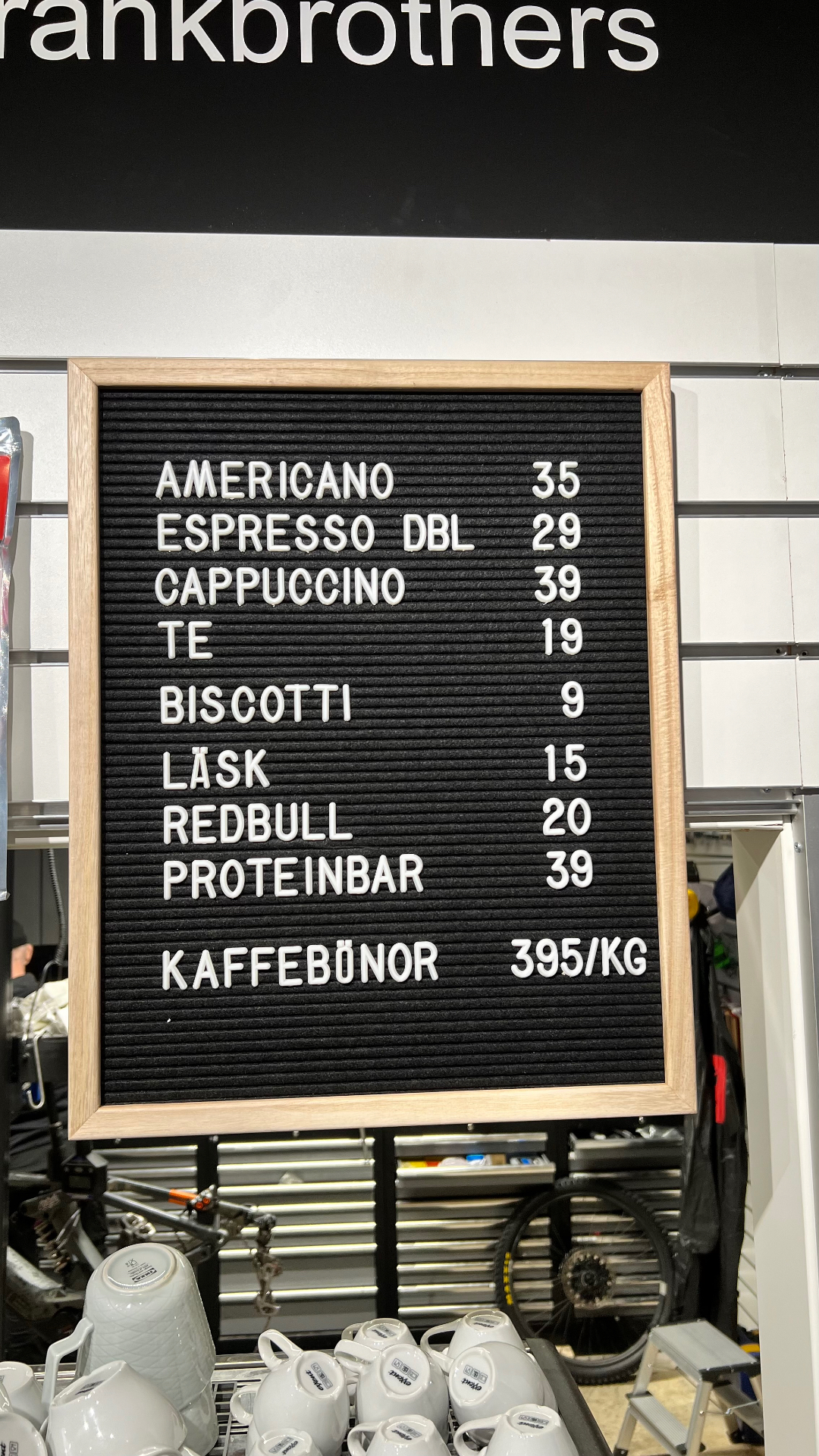 Menytavla med priser på kaffe och fika i Bikefix butik