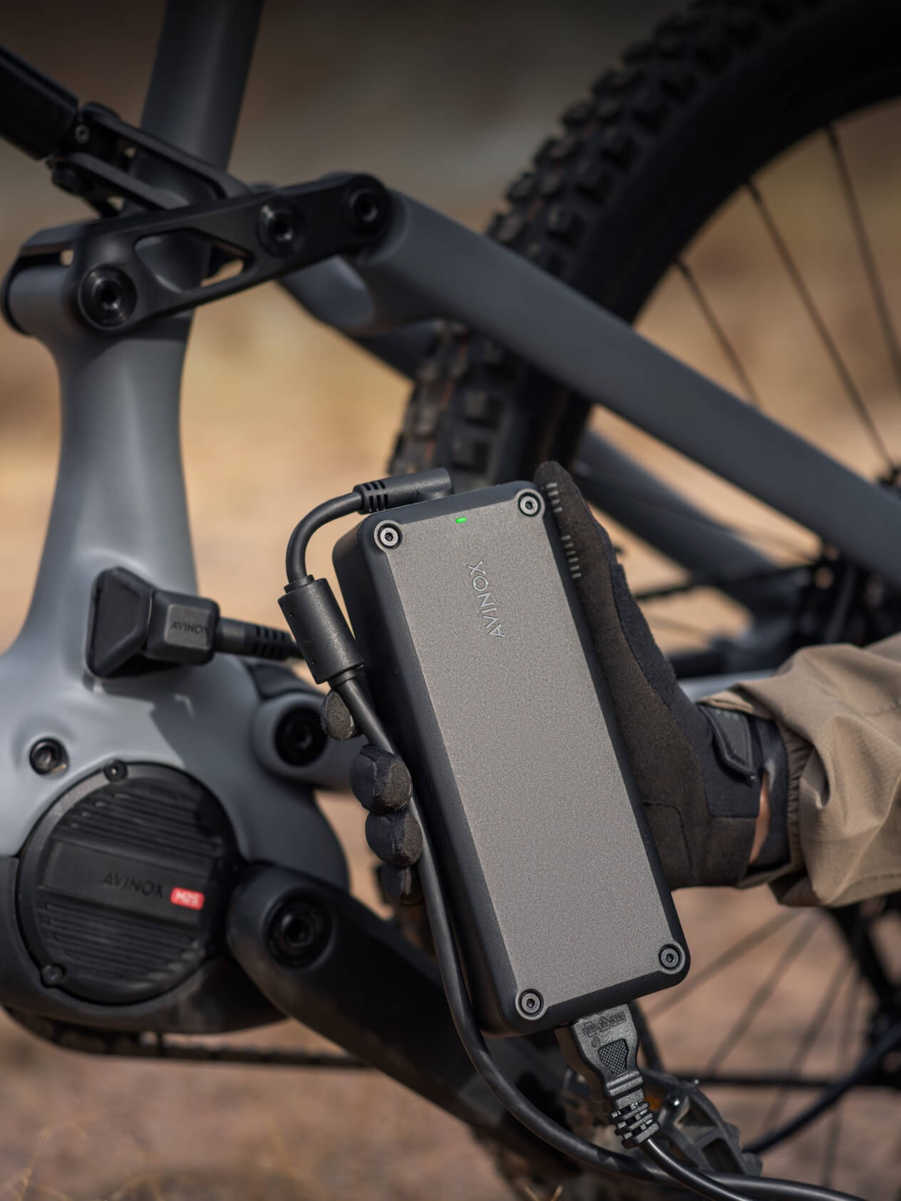 Löstagbart 800 Wh-batteri skjuts in i underröret på Amflow PR Carbon