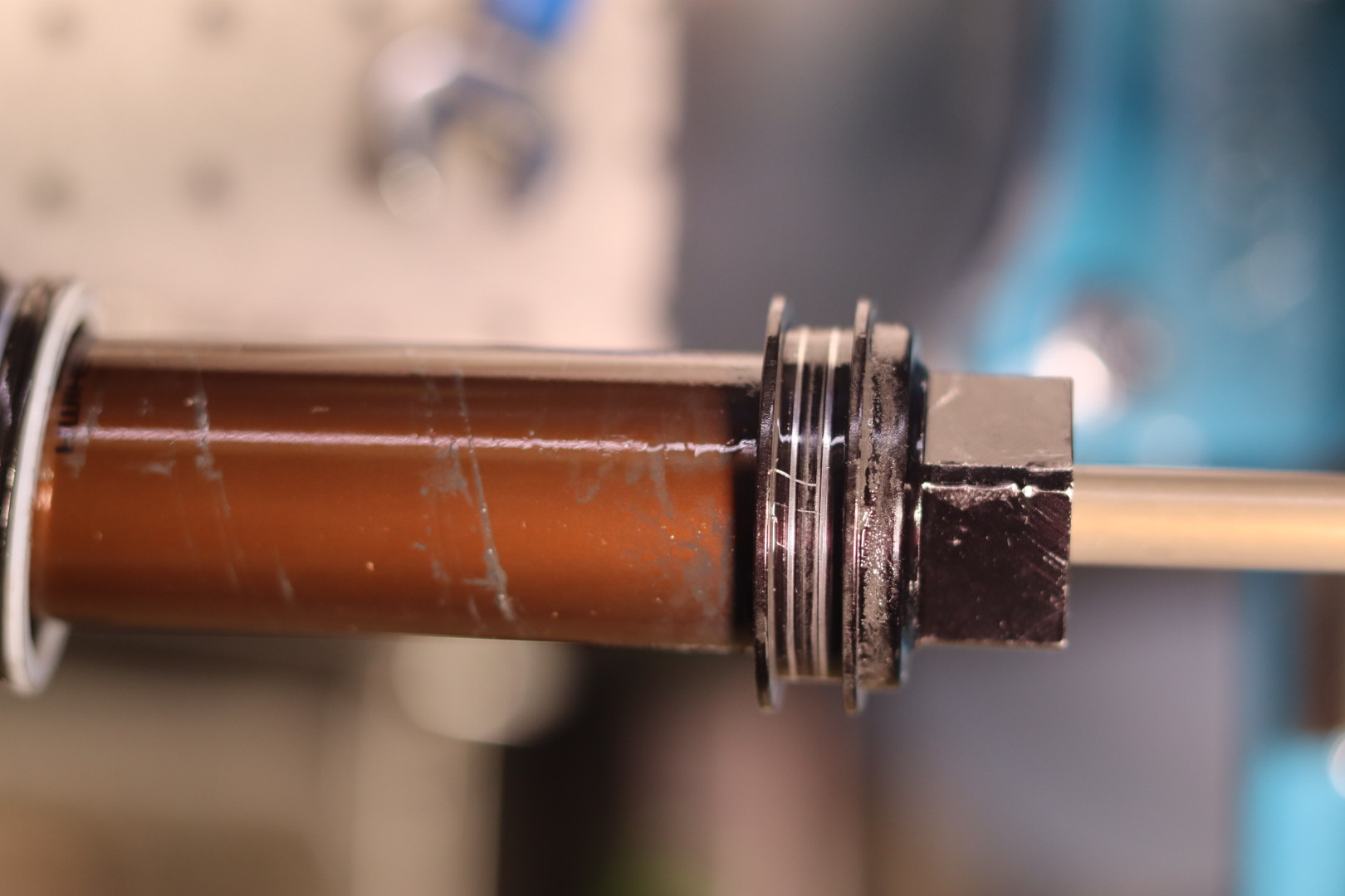 Närbild på Fox Kashima-coated shaft och seal-head under service hos Bikefix