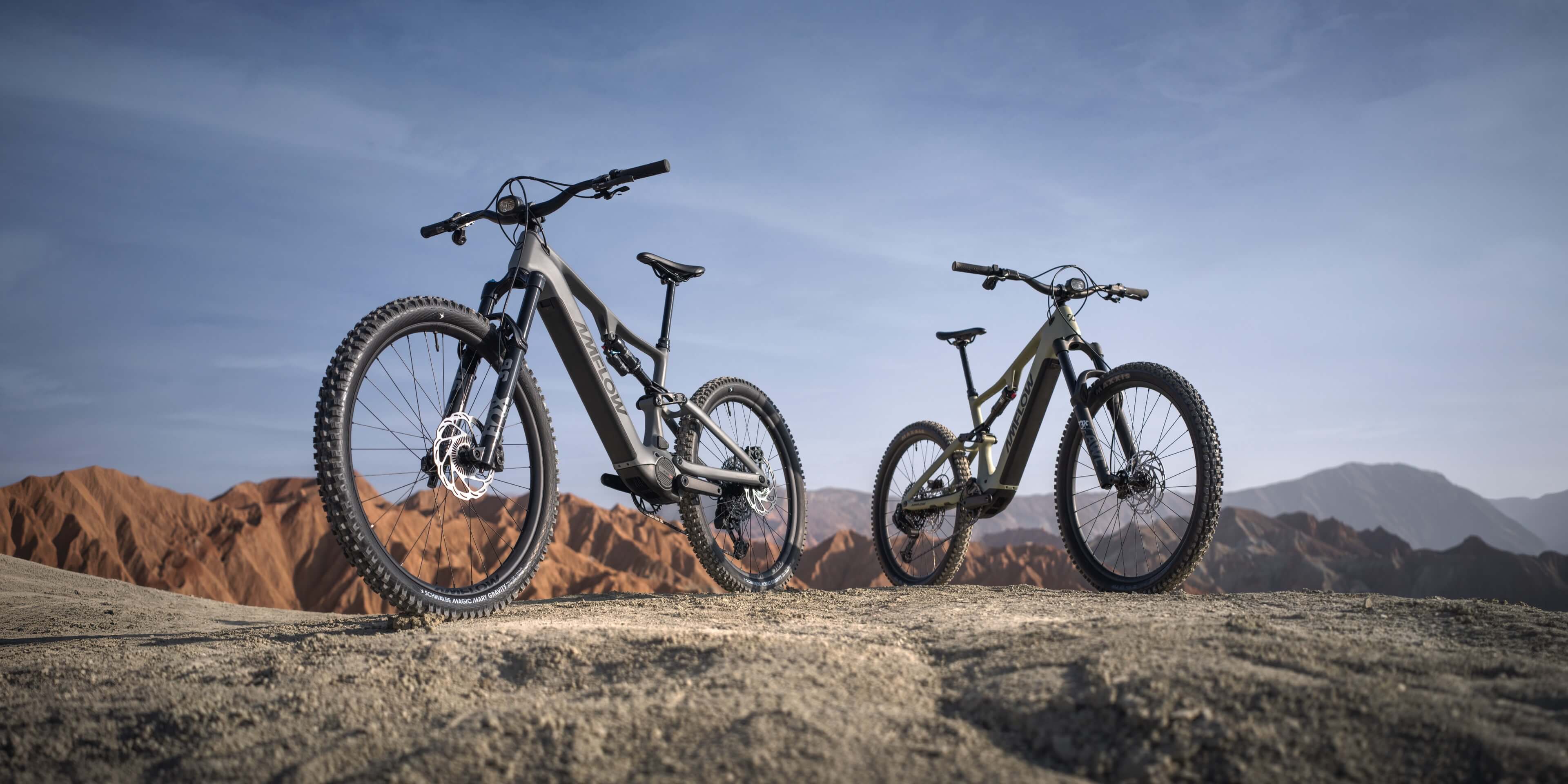 Två kompletta Amflow PR Carbon elcyklar uppställda i öppet landskap