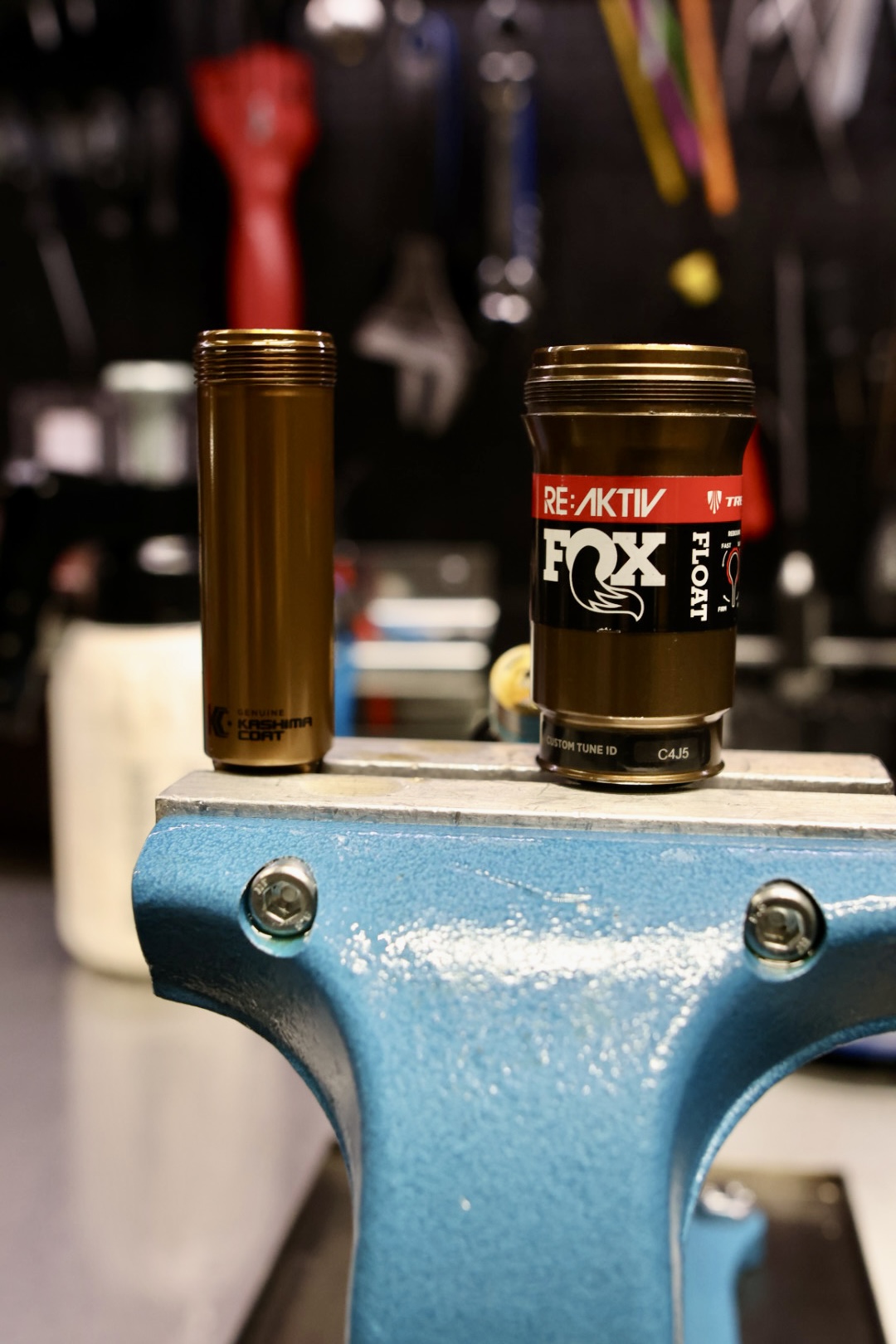 Två Fox Float Re:Aktiv air-cans med Kashima-coating och Custom Tune ID inför service hos Bikefix