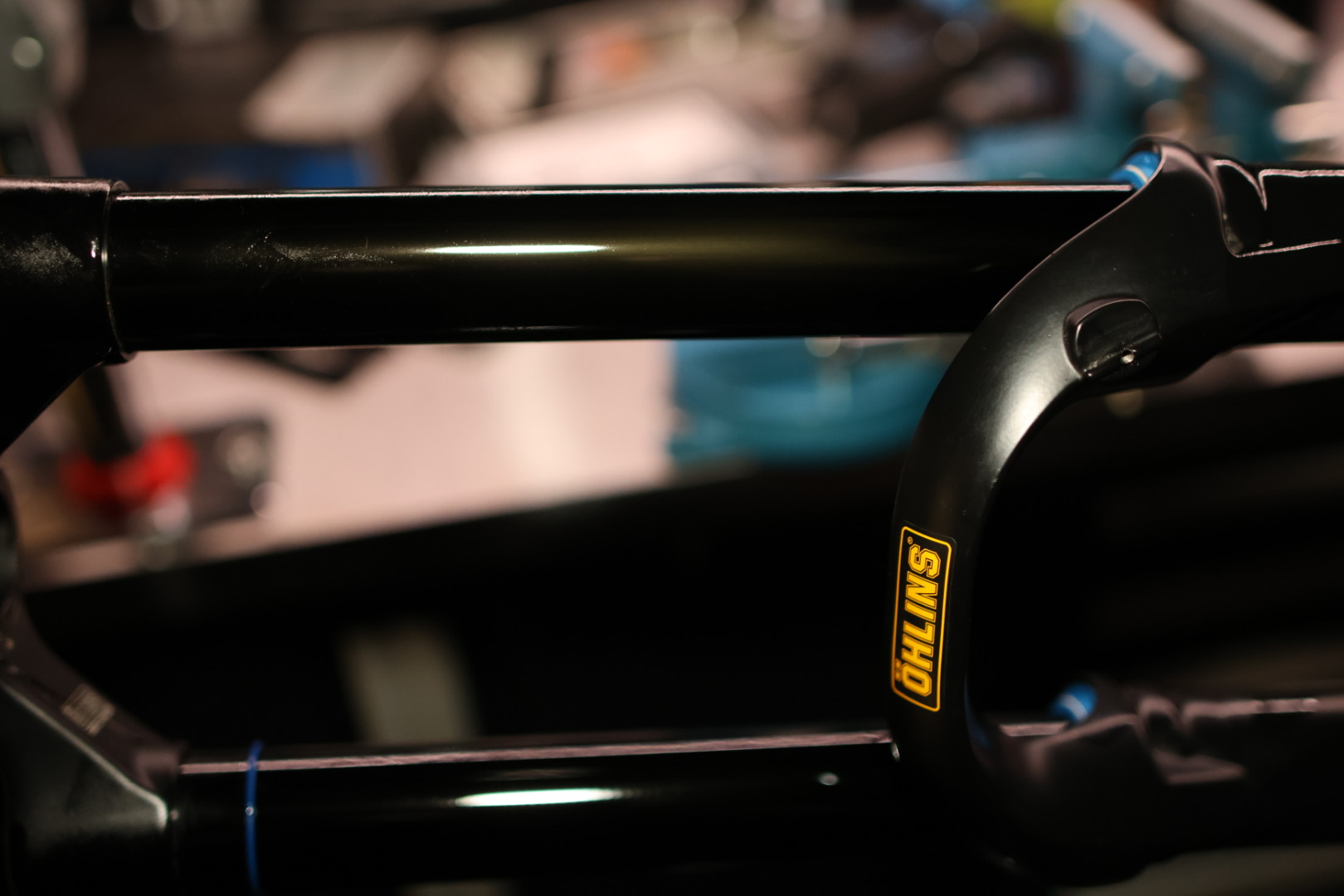 Närbild på Öhlins RXF MTB-gaffel med gul originaldekal på kronan i Bikefix verkstad