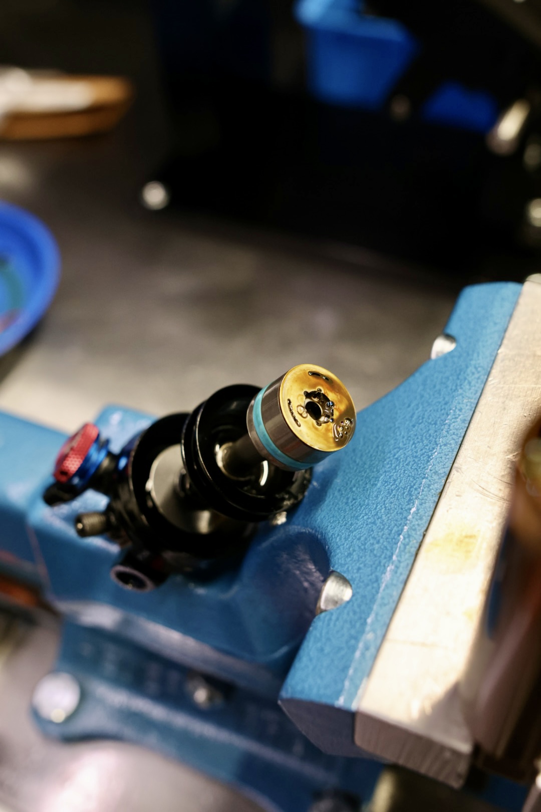Öhlins damper-top med kvävgasventil under IFP-laddning i Bikefix serviceutrustning